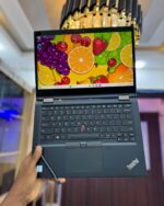 Lenovo Yoga x390 Intel Core i5 8GB RAM 256GB SSD 13.3″ Full HD 2 in 1 Touchscreen Windows 10 Pro